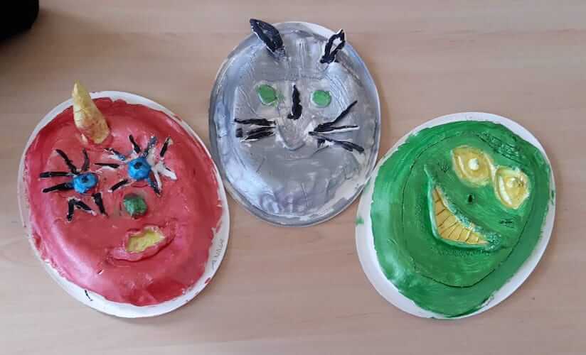 Drei Faschingsmasken der Villa Kunterbunt Kinder