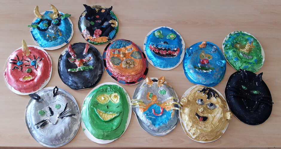 12 bunte Faschingsmasken der Villa Kunterbunt Kinder