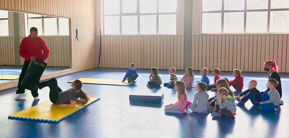 Die Trainer Marc Schulin und Andrea Wühr zeigen, wie Selbstverteidigung im Liegen funktioniert