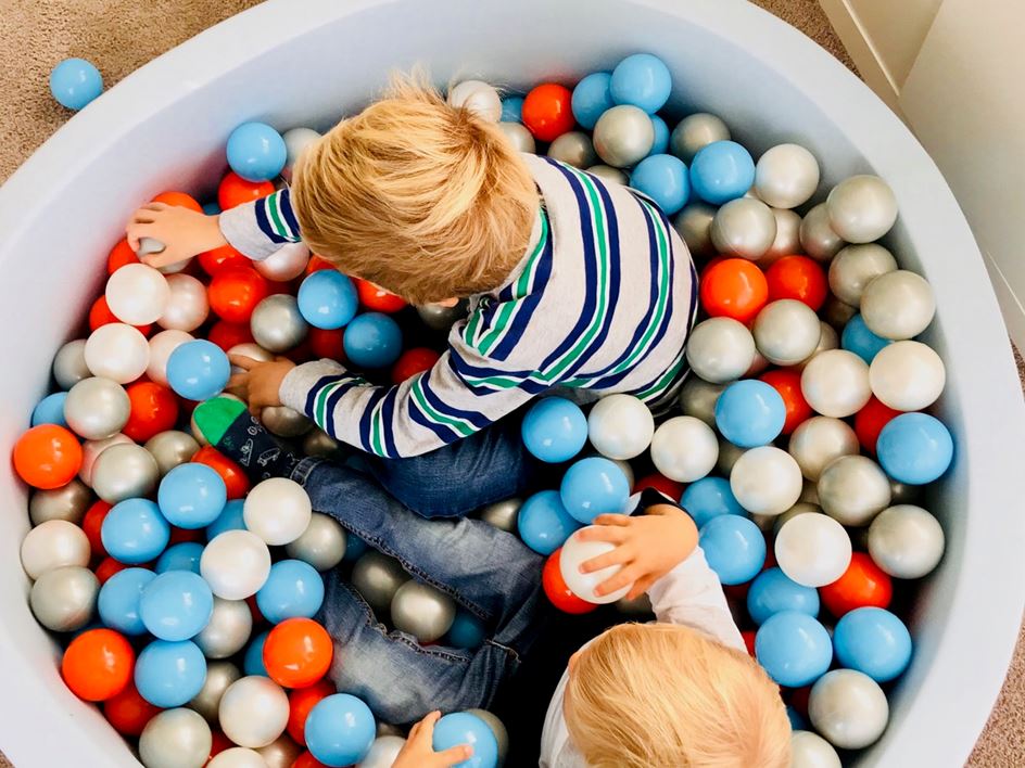 Snugo Bällebad Zwei Kinder haben Spaß in einem Snugo Bällebad